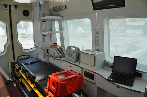 乳山市救护车内部